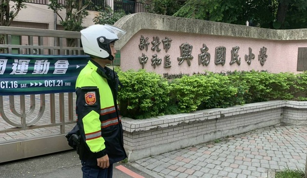 中和警携手学校共同进入校园检视校园安全，加强监视器、照明设备检视，师生倍感安心