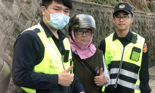 妇人机车故障求救无门，金山警方道路救援