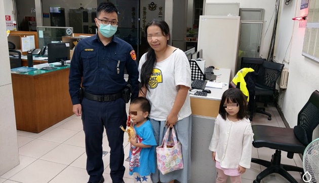 3歲男童廟會活動與母失散 士林警充當保母助團圓