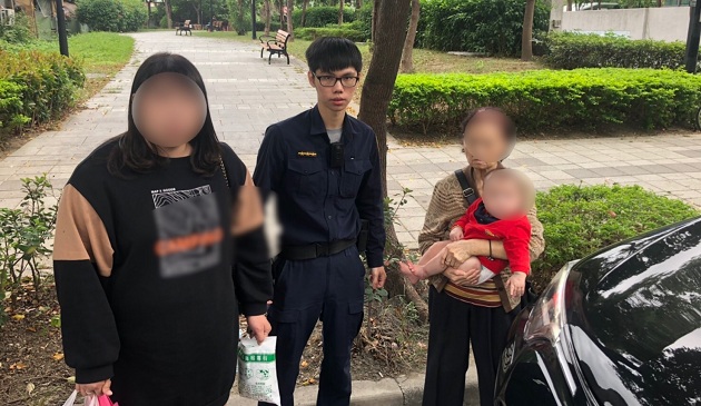 迷途婦抱女娃恍坐路邊 三重警細心關懷助團圓