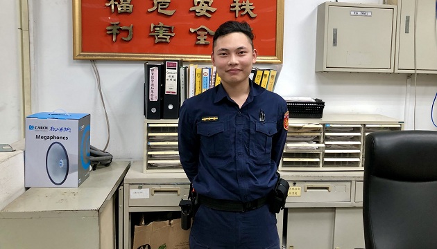 黃金救援!男騎機車路口突昏厥 警民聯手搶命