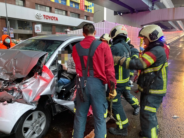 酒驾闯祸 环东高架小客车追撞游览车 | 文章内置图片