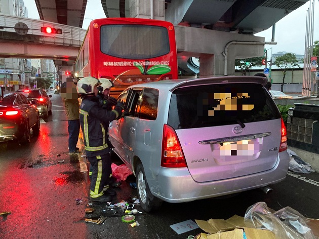 酒駕闖禍 環東高架小客車追撞遊覽車 | 文章內置圖片