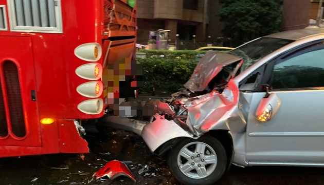 酒駕闖禍 環東高架小客車追撞遊覽車