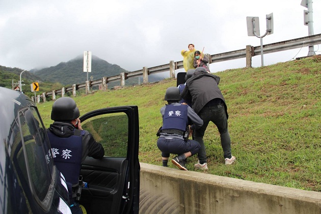 搶匪挾持路人與警對峙遭逮 淡水警：放心！是演習啦 | 文章內置圖片