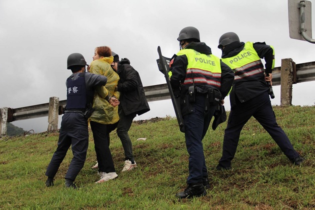 搶匪挾持路人與警對峙遭逮 淡水警：放心！是演習啦 | 文章內置圖片