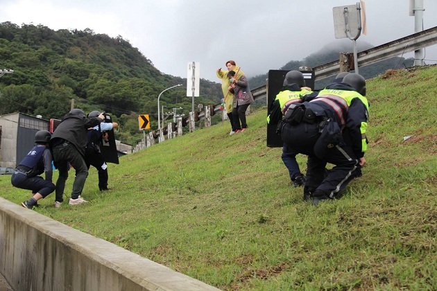 抢匪挟持路人与警对峙遭逮 淡水警：放心！是演习啦 | 文章内置图片