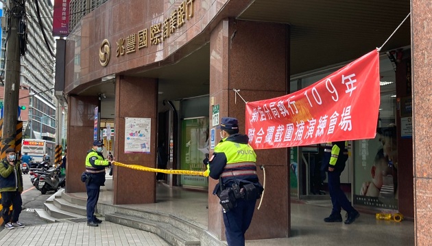 新店分局举行银行防抢围捕演练 惊见歹徒开枪抢银行 挟持人质与警对峙