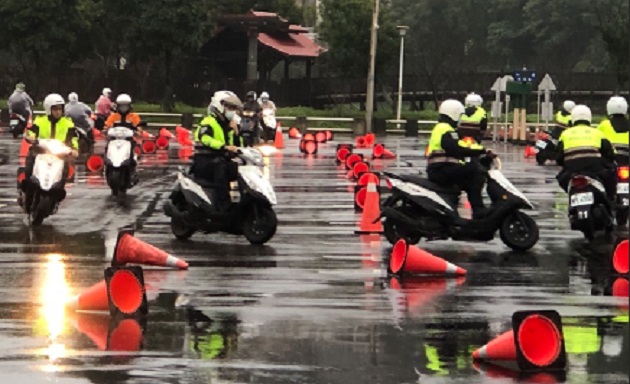 永和警分局为保护同仁生命安全 特举办安全驾驶训练 增进员警行车技能