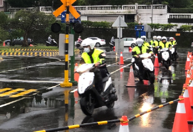 永和警分局為保護同仁生命安全 特舉辦安全駕駛訓練 增進員警行車技能 | 文章內置圖片