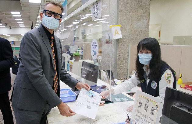 「HAPPY NEW YEAR! 」「 HAPPY NEW ID!」移民署即日起換發新式外來人口統一證號 | 文章內置圖片