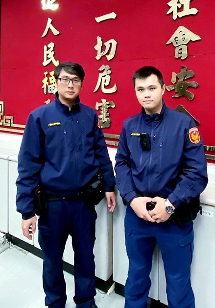 9旬老翁身体不适倒卧路边 松山警暖心助返家 | 文章内置图片