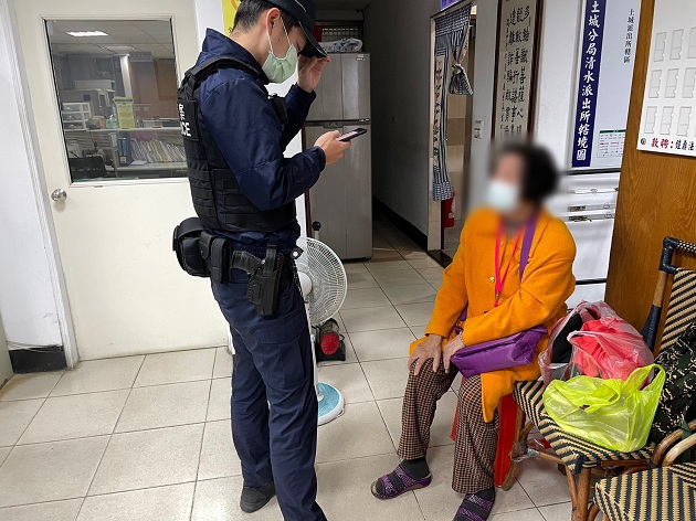 清晨独自散步走到迷路 暖心帅警送失智妇回家 | 文章内置图片