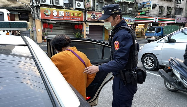 清晨独自散步走到迷路 暖心帅警送失智妇回家