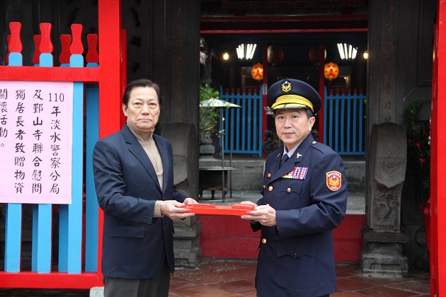 淡水警偕鄞山寺岁末送暖 防疫期间缩减规模爱心不打折 | 文章内置图片