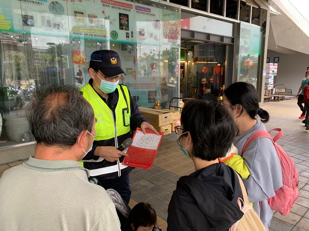 内湖警宣导团深入人群办理年节前交通安全及犯罪预防宣导，让您Happy牛Year | 文章内置图片