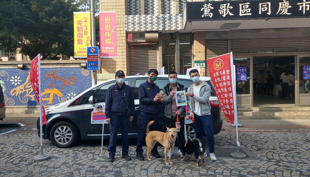 防疫大作战 三峡警莺歌陶瓷老街设置机动派出所劝导出游民众配戴口罩