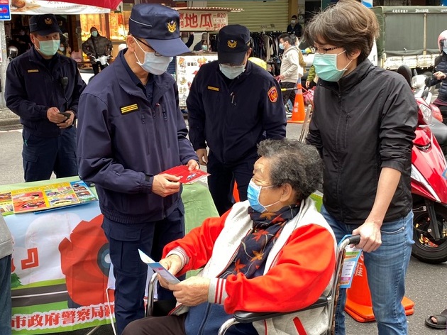 建國市場辦年貨 新店警伴民眾過好年 | 文章內置圖片