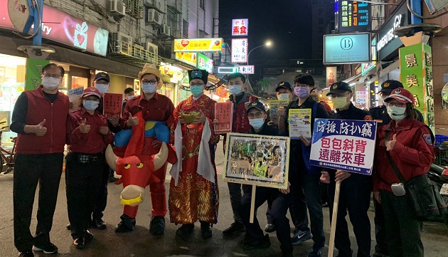 警消踩街逗陣行，民眾安心過好年