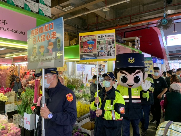 内湖警宣导团深入人群办理年节前交通安全及犯罪预防宣导，让您Happy牛Year | 文章内置图片