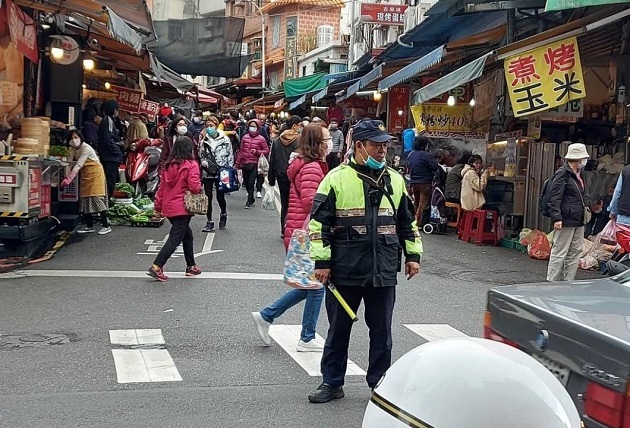 淡水警加強傳統市場周邊道路交通疏導 民眾安心採買年貨過好年 | 文章內置圖片