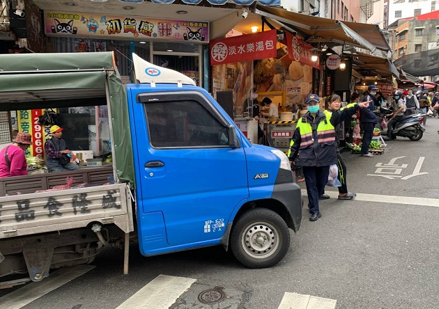 淡水警加強傳統市場周邊道路交通疏導 民眾安心採買年貨過好年 | 文章內置圖片