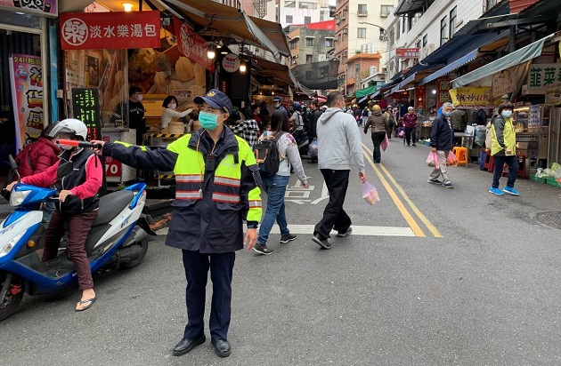 淡水警加强传统市场周边道路交通疏导 民众安心採买年货过好年 | 文章内置图片