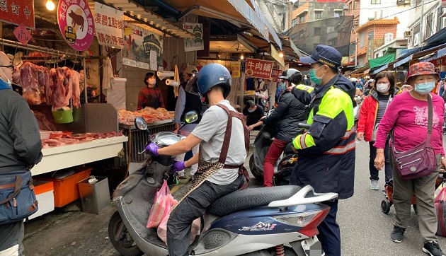 淡水警加强传统市场周边道路交通疏导 民众安心採买年货过好年