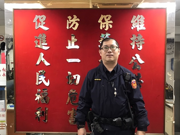 我走不動了!8旬老翁體力不支受困路旁 松山暖警助返家 | 文章內置圖片