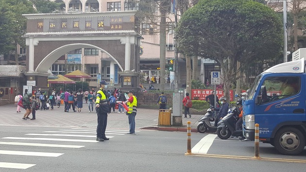 新店警开学首日，执行护童专案加强交通疏导