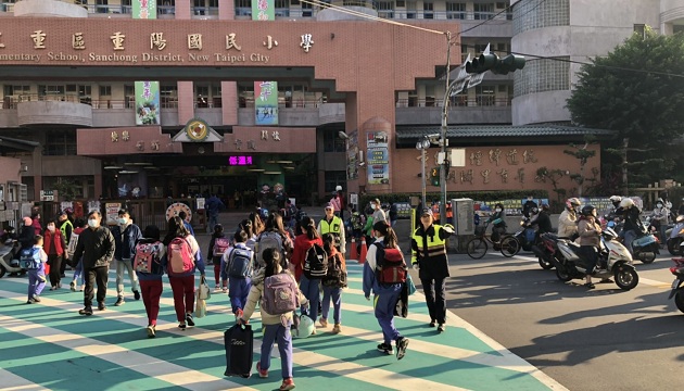 結合護童勤務與學幼童車專案稽查勤務 三重警開學日守護校園安全