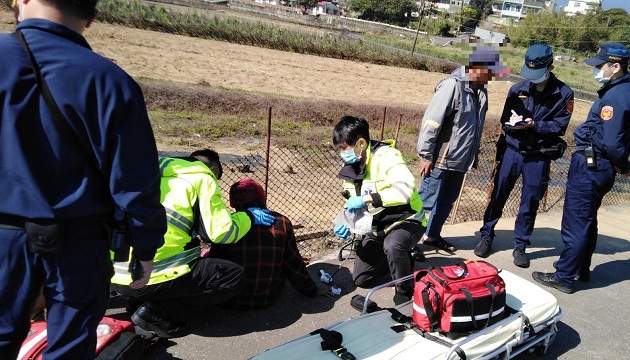 百歲老婦暈倒田間，金山警即刻救援