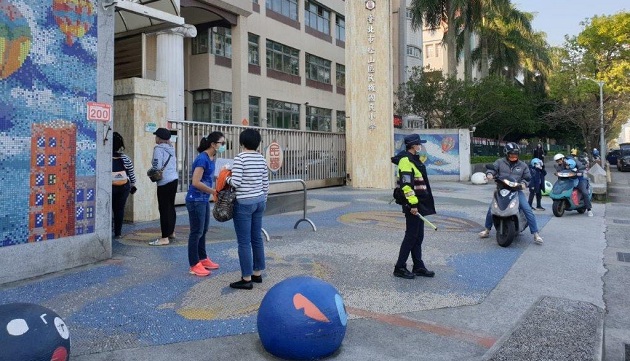 开学了！松山警分局交通疏导护学童