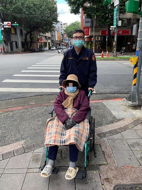 暖警贴心即刻救援 96岁人瑞平安过街 | 文章内置图片