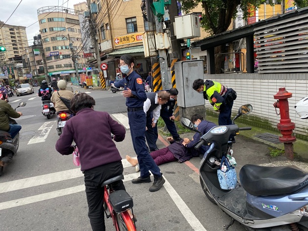 妇刚洗完肾晕眩倒地 警眼尖察觉异状救护抢命 | 文章内置图片