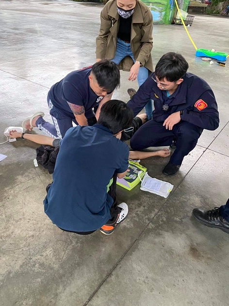 男子打羽球突倒地，「警」急CPR+AED神救援！ | 文章內置圖片