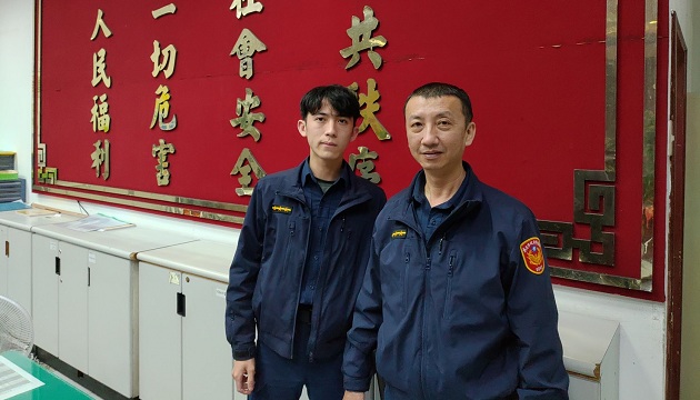 男子酒醉昏睡路邊 松山警暖心助返家