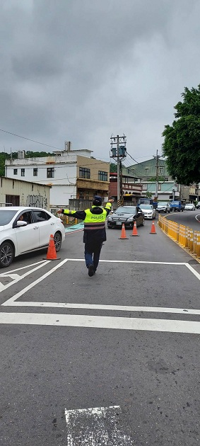 清明前夕扫墓涌人潮 淡水警实施车辆分流管制 | 文章内置图片