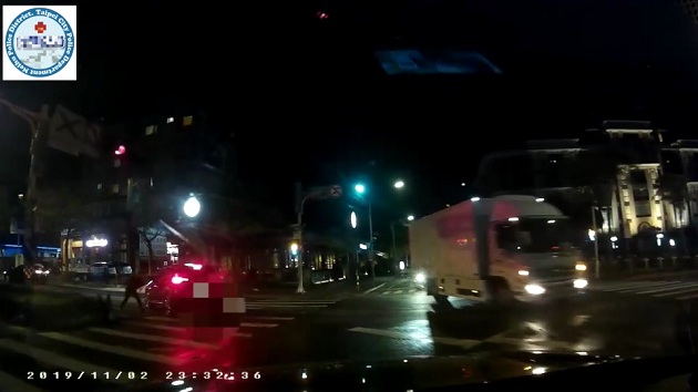 内湖警制作事故案例影片，教导驾驶人如何安全通过路口，让马路不再是虎口 | 文章内置图片