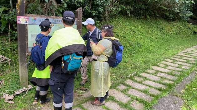 夫婦登山迷途 新店警消齊救援