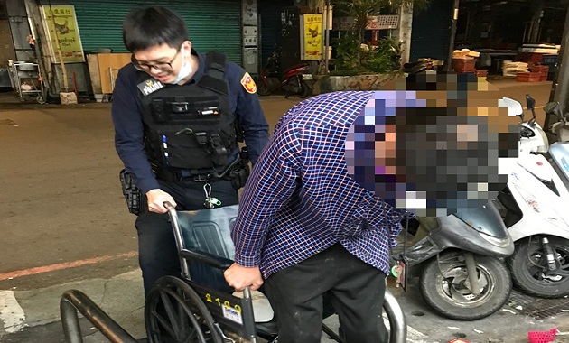 失智身障男街頭深夜迷途 警協助返家