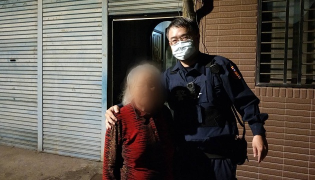 阿嬤我們帶您回家，老婦迷路 三峽員警協助找到家！