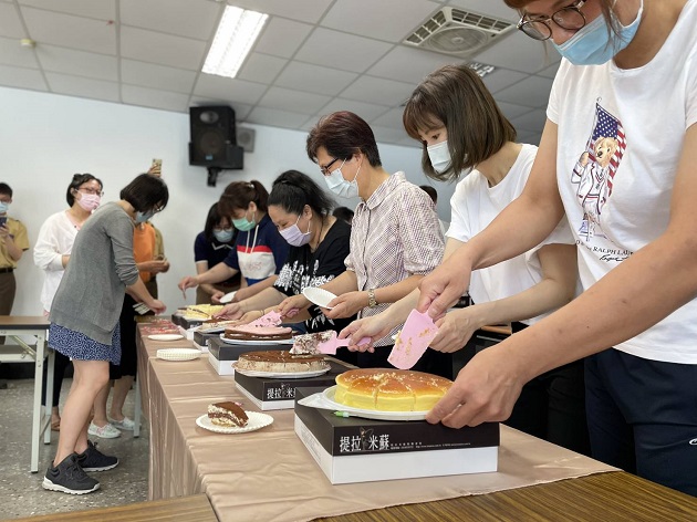 「鋼鐵女警」母親節快樂！ 分局長與警友主任贈康乃馨及蛋糕表祝福 | 文章內置圖片