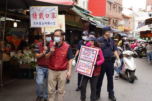 防疫三級警戒！全民外出強制戴口罩 淡水警配合稽查防堵疫情破口 | 文章內置圖片