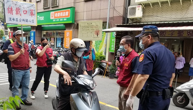 防疫三級警戒！全民外出強制戴口罩 淡水警配合稽查防堵疫情破口