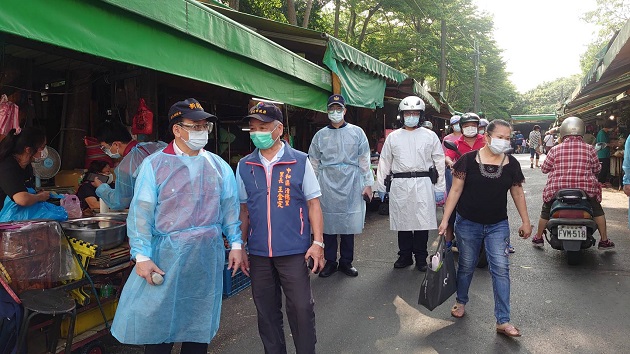 中和警联合区公所针对辖内市场 加强防疫热区摊贩稽查宣导