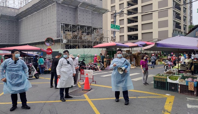 本土疫情冲击 警「大声公」传统市场防疫宣导！