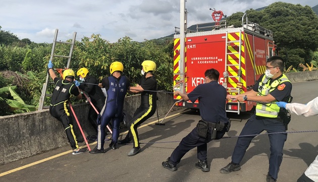 百公斤男疫情悶外出透氣跌落深溝 警消齊力救援脫困