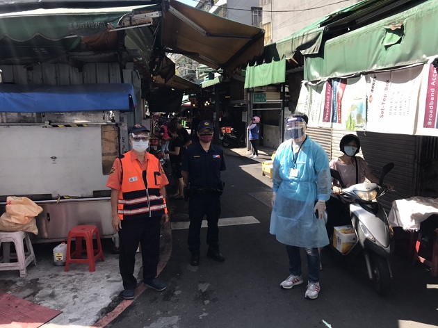 中和警暨保大警力联合区公所针对辖内市场 加强防疫热区摊贩稽查宣导 | 文章内置图片