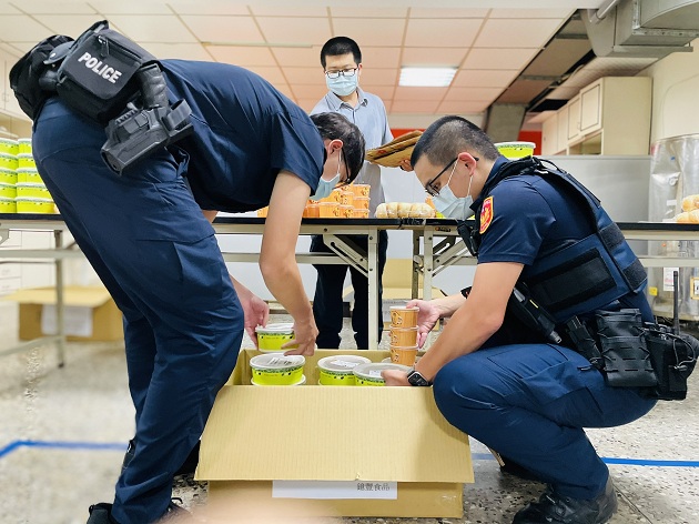 「澎湃」餐盒擺滿桌 淡水警抗擊疫情元氣足 | 文章內置圖片